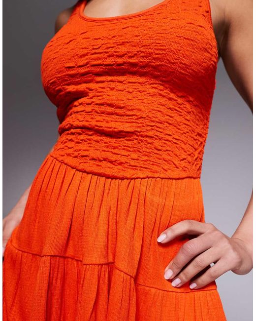 Vestido Corto Escalonado Con Cuello Ancho De Tejido Efecto Rugoso De ASOS de color Orange