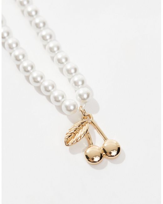 Collana di perle sintetiche con ciondolo a forma di ciliegie color oro di ASOS in Black