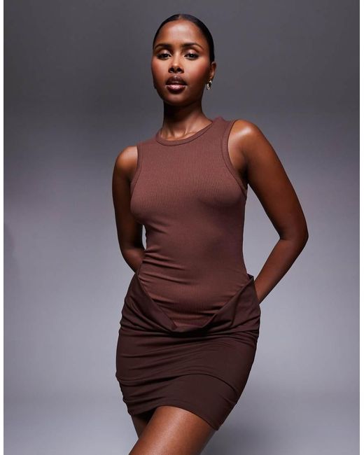 Vestido Corto Marrón Acanalado Sin Mangas Con Falda Ajustada De ASOS de color Brown