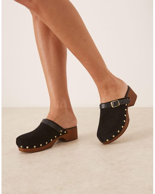 ASOS Natural – miles – geschlossene clogs aus em wildleder mit nietenbesatz