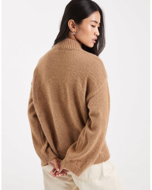 Pull coupe carrée en maille duveteuse avec col montant - moka ASOS en coloris Natural