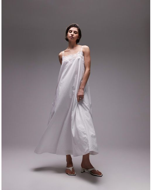 Robe trapèze longue à bretelles fines avec bordure en dentelle fleurie SNDY'S en coloris Gray