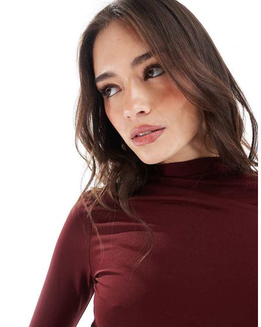 Top Accollato A Maniche Lunghe Modellante Color Bordeaux di Stradivarius in Red
