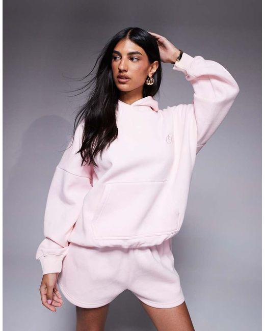 Sudadera Rosa Fresa Extragrande Con Capucha Y Logo Trasero En Relieve De Studio (Parte De Un Conjunto) Kaiia de color Pink