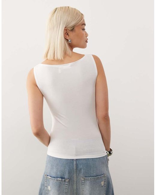 Top Sin Mangas Con Cuello Barco De Tejido Muy Suave Annie De Weekday de color White