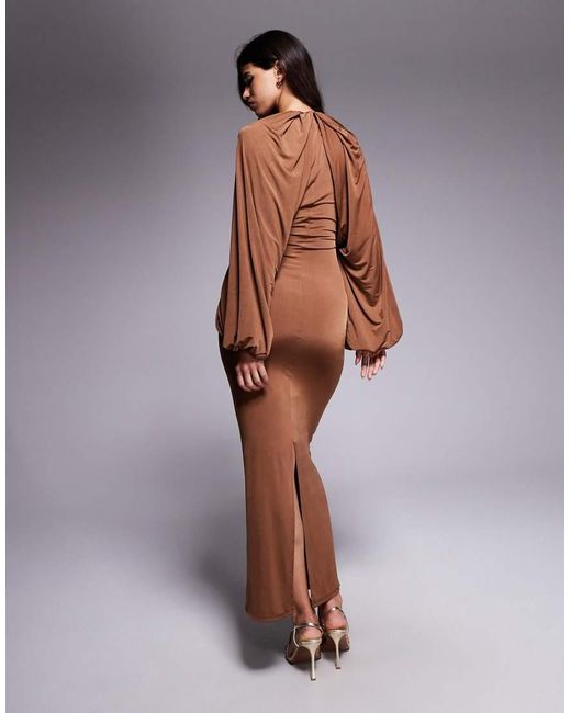 Vestido Largo Color Moca Ceñido Fruncido Con Mangas Muy Anchas De ASOS de color Brown