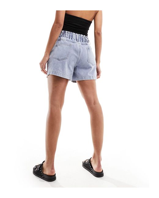 Exclusivité - short en jean à taille haute froncée et élastique - clair délavé In The Style en coloris Black