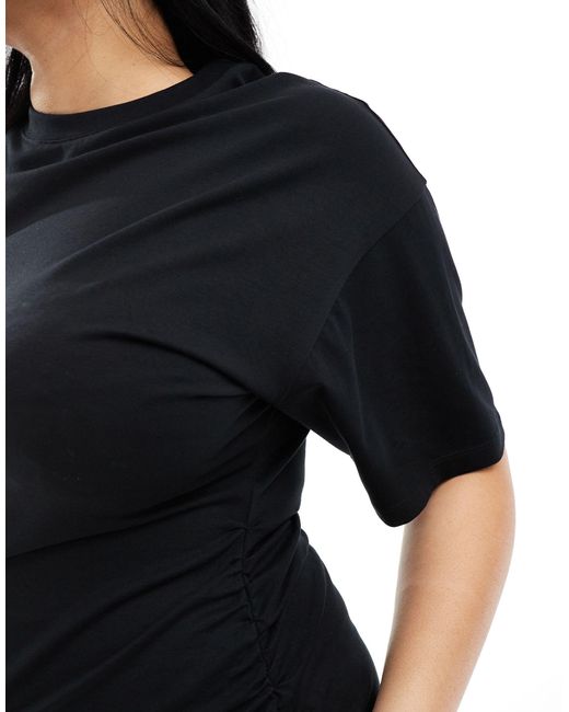 Asos design curve - vestito t-shirt girocollo con arricciatura laterale e gonna al polpaccio di ASOS in Black