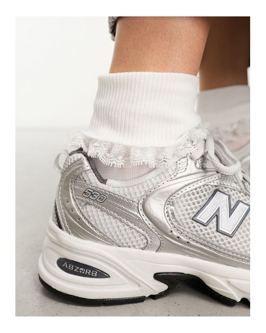 Zapatillas deportivas blancas y plateadas 530 New Balance de color Gray