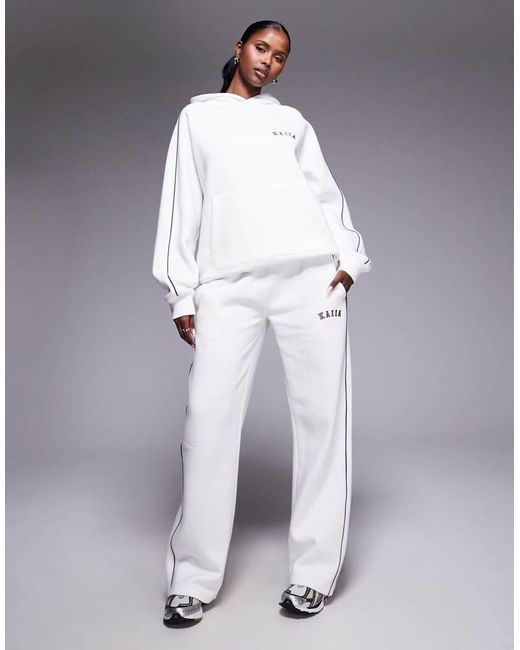 Joggers Blancos De Pernera Ancha Con Raya Lateral Y Logo Bordado De Tejido Rico En Algodón De (Parte De Un Conjunto) Kaiia de color Blue