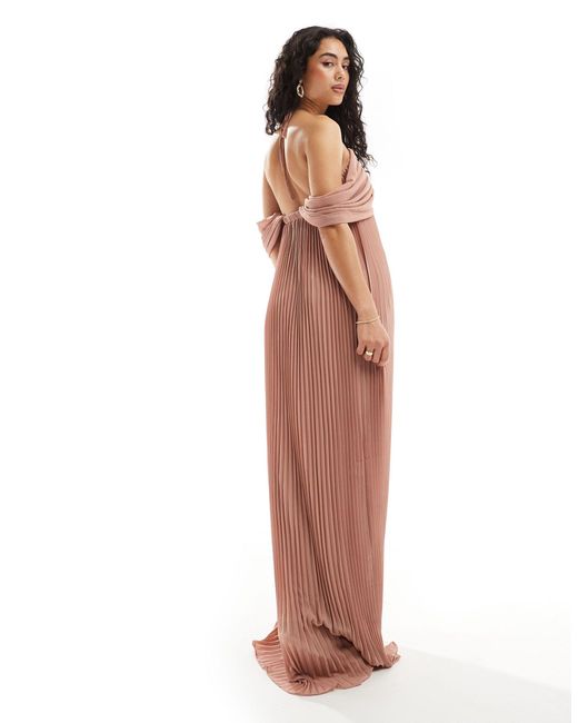 L'invitée - robe longue à épaules nues en mousseline plissée - marron rose TFNC London en coloris Brown