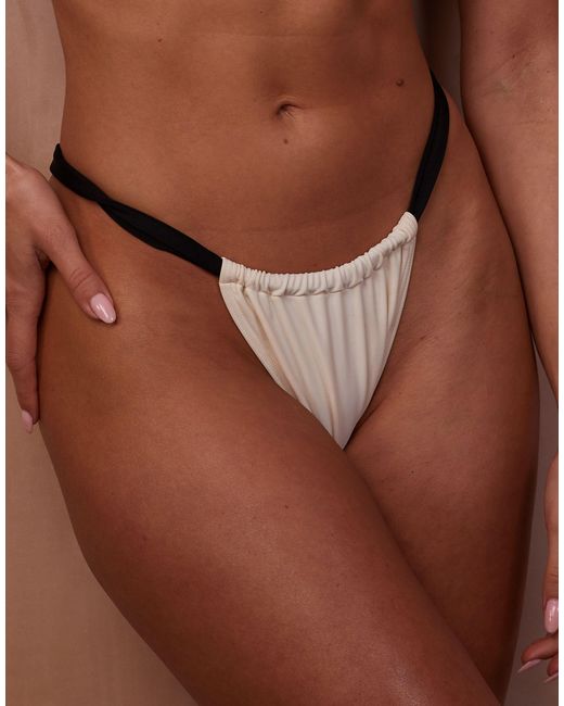 X emily hughes taglie comode - slip bikini con arricciatura laterale color crema e neri a contrasto di Wolf & Whistle in Brown