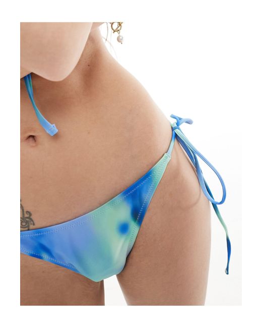 River - slip bikini con stampa sfocata e allacciatura laterale di Weekday in Blue