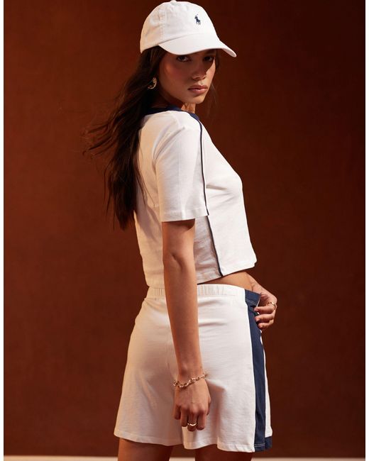 Sport core - t-shirt corta bianca e blu navy con scollo a v di Pieces in Brown