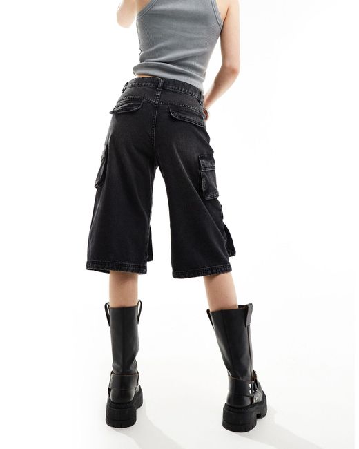Short long baggy en jean avec poches cargo - délavé ASOS en coloris Black