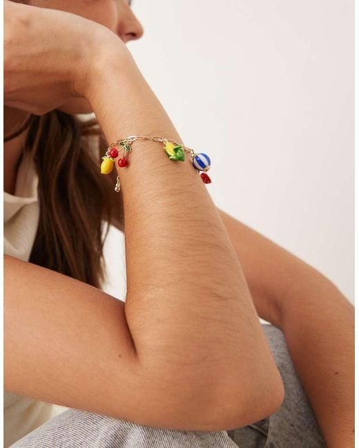 Pulsera Dorada De Cadena Estilo Clips Con Charms De Frutas Y Verduras De ASOS de color Metallic