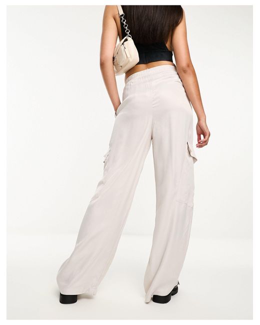 Pantalon cargo ample en satin - taupe Bershka en coloris Blanc | Lyst
