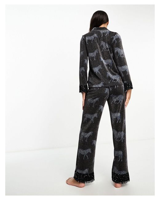 Pigiama con pantaloni e top a coste con stampa di zebre metallizzate di Chelsea Peers in Black