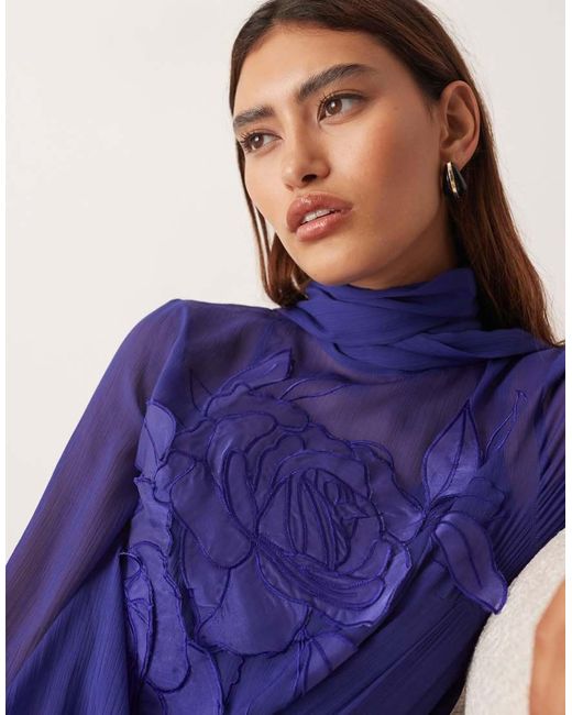 Vestito Lungo A Trapezio Cobalto Allacciato Al Collo Con Applicazione Floreale E Maniche A Campana di ARRANGE in Blue