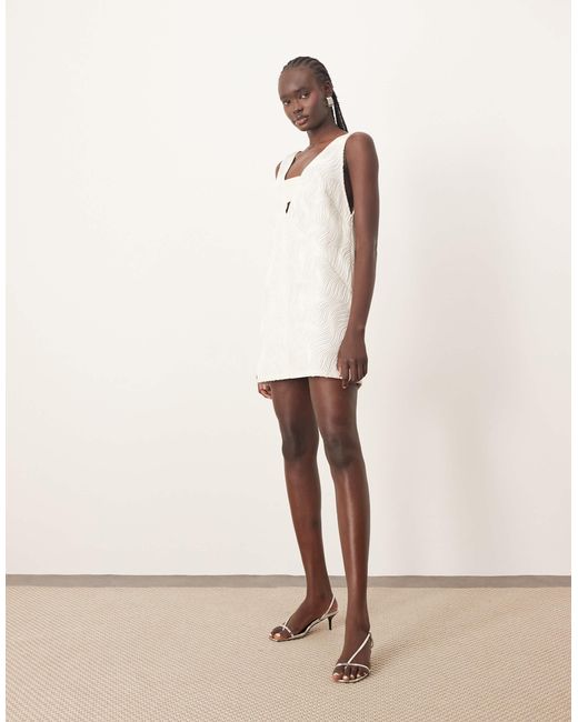 Robe courte effet ondulé texturé avec décolleté plongeant ARRANGE en coloris Natural