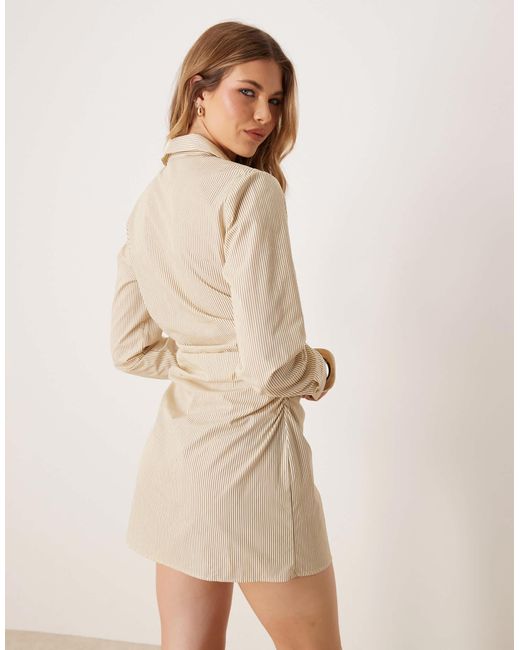 ASOS Natural – mini-hemdkleid aus baumwolle mit geraffter taille, ausgestellten ärmeln und streifenmuster
