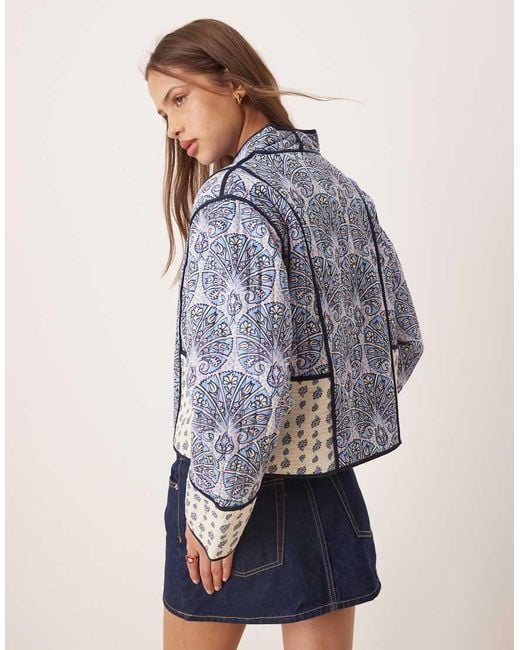 Chaqueta Azul Guateada Con Lazada Delantera Y Estampado De Cachemir De Patchwork De Vila de color Blue