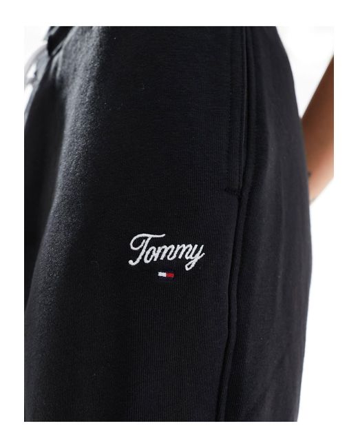 Joggers vestibilità comoda neri con scritta di Tommy Hilfiger in Black