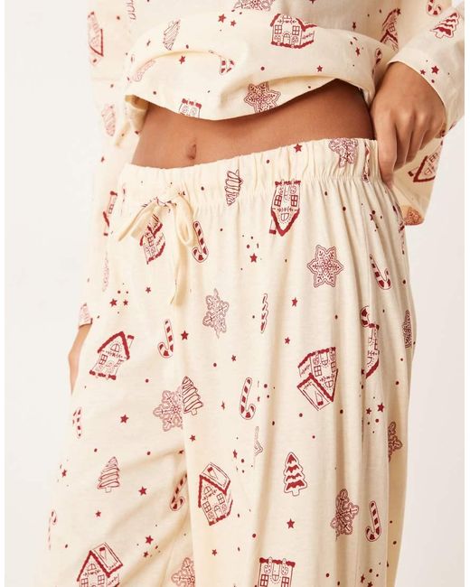 Pigiama Natalizio Color Crema Con Stampa Di Biscotti Composto Da Pantaloni E Top A Maniche Lunghe di ASOS in Natural
