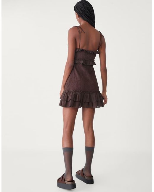Vestito Corto Arricciato Con Spalline Sottili E Volant di Stradivarius in Brown