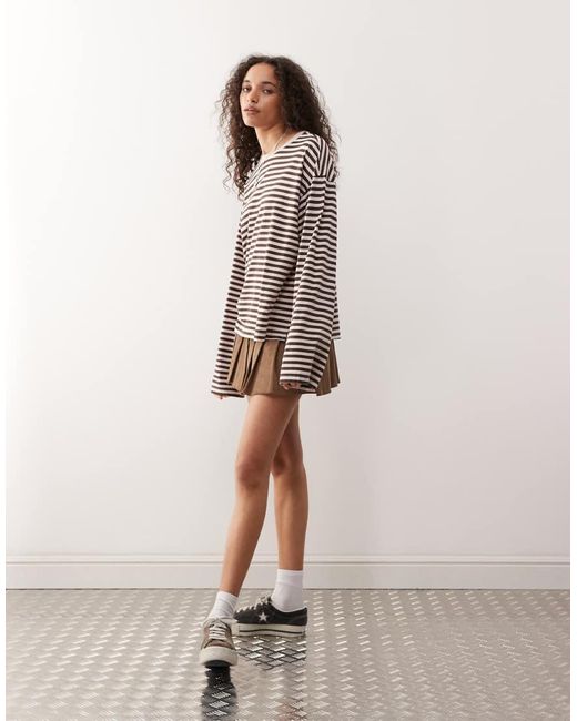 Camiseta A Rayas Marrón Chocolate Y Rosas Extragrande De Manga Larga Con Aberturas Laterales De -Rojo Monki de color Brown