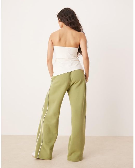 Abercrombie & Fitch Natural Mid Rise Wide Leg jogger