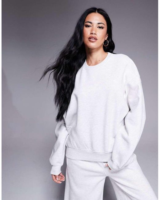 Felpa Oversize Con Spalle Scese E Logo Chiaro Mélange di Kaiia in Gray