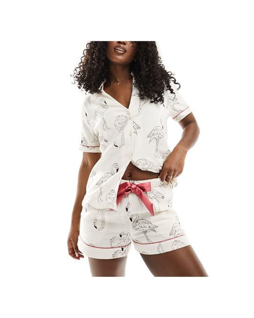 Pyjama en gaze imprimé flamants roses avec short et chemise à manches courtes et revers Chelsea Peers en coloris White