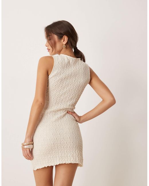 Robe courte texturée en coton mélangé à col rond et ourlet ondulé Mango en coloris Natural