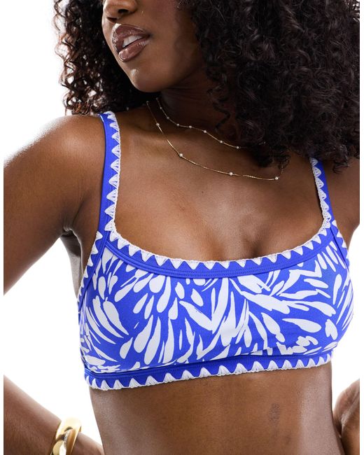Top bikini acceso con stampa di New Look in Blue