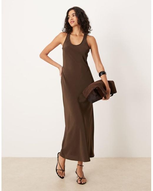 Vestido Largo Marrón Con Cuello Ancho De Satén De ASOS de color Natural