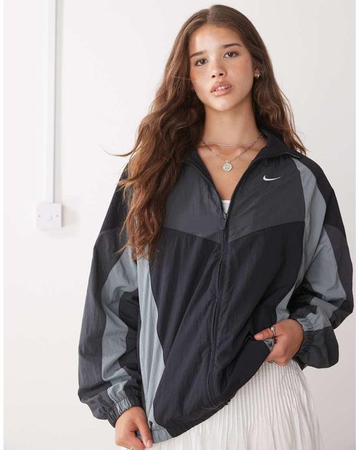 Nike Street in het Gray