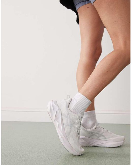 Novablast 5 di Asics in Gray