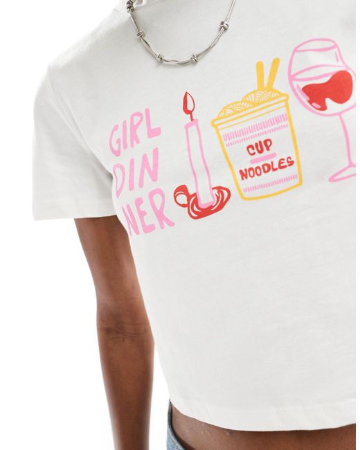 T-shirt mini bianca con stampa "girl dinner" di Something New in White