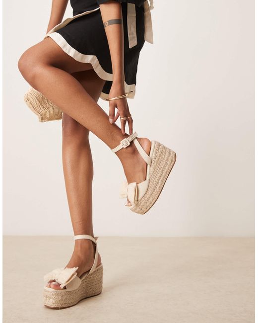 Asos Design Wide Fit Natural – tabitha – sandalen aus natürlichen materialien mit keilabsatz und schleifenverzierung, weite passform