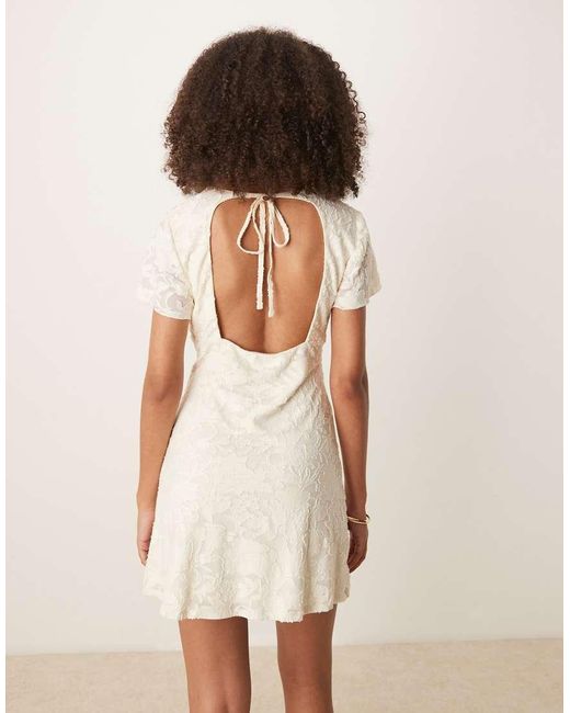 Vestito Corto Dévoré Con Manica Con Volant E Scollo A V di ASOS in White