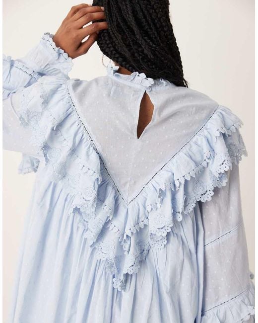 Vestido Corto Azul Pálido Con Cuello Subido Y Volantes En Ángulo De ASOS de color Blue