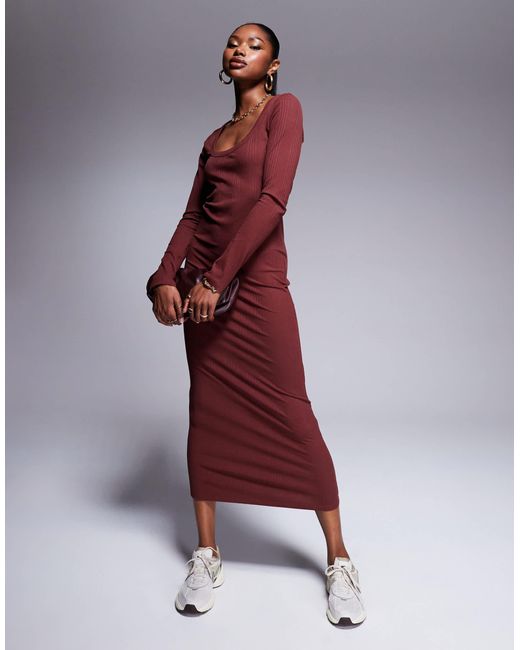 Robe côtelée mi-longue à encolure dégagée et manches longues - bordeaux teint par section ASOS en coloris Red