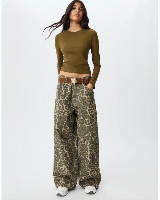 T-Shirt Basic Oliva Con Scollo Rotondo di Stradivarius in Green