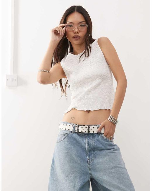 Camiseta Blanca Fruncida Sin Mangas Con Volante En El Borde De Monki de color White