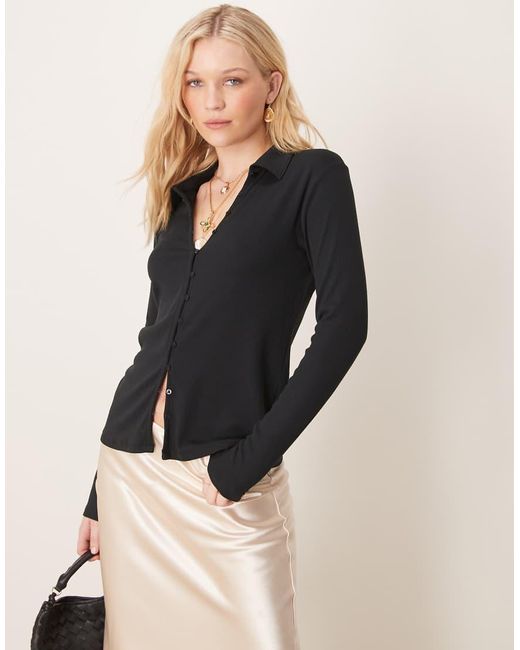 Abercrombie & Fitch Top Met Knoopsluiting En Kraagje in het Black