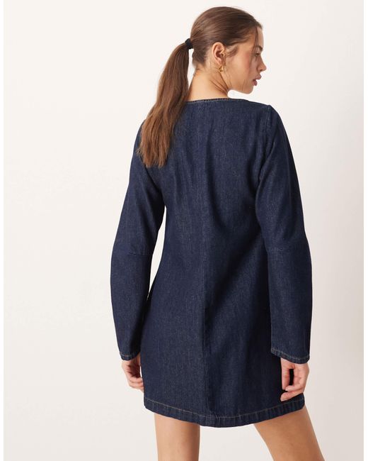 Robe courte en jean à col v et poche - brut ASOS en coloris Blue