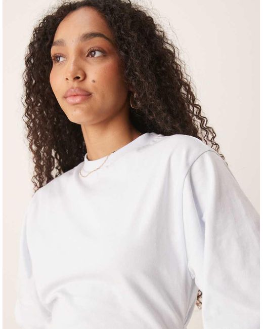 Camiseta Con Bajo Asimétrico Y Cintura Entallada De ASOS de color White