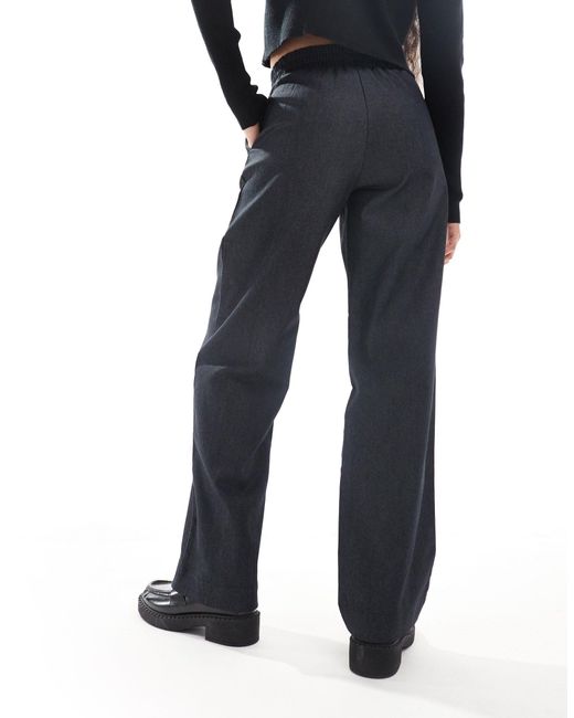 Pantaloni color grigio scuro con arricciatura di Noisy May in Blue