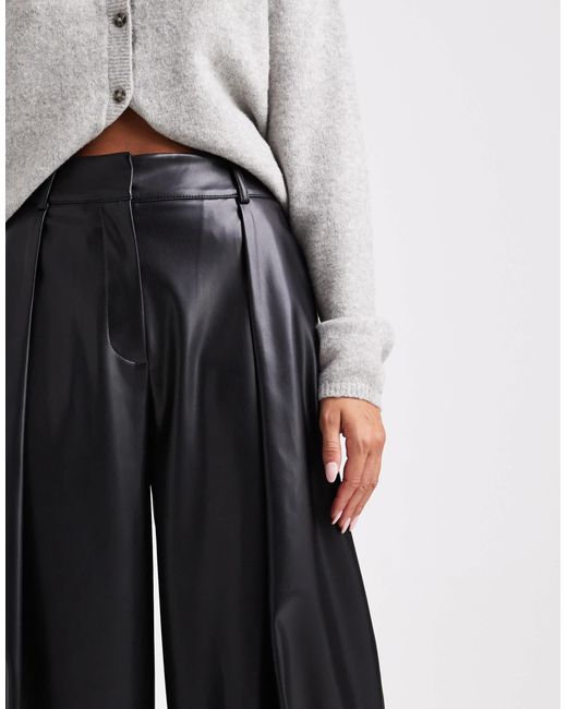 Pantalon habillé coupe cocon en similicuir ASOS en coloris White